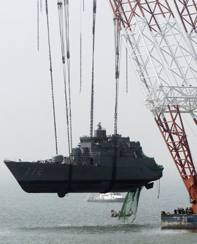 SKorea hoists 2nd half of sunken warship from sea
