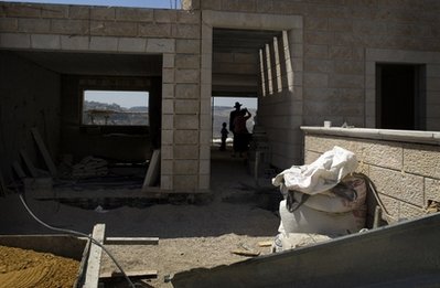 Israel halts east Jerusalem building