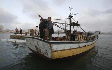 Israeli ships stalk pro-Palestinian aid flotilla