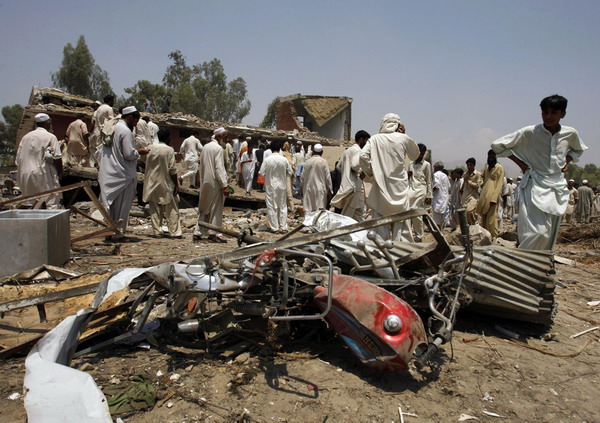 Suicide bombers kill 62, wound 111 in Pakistan