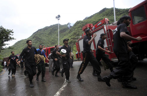 40 survivors found in Pakistan plane crash