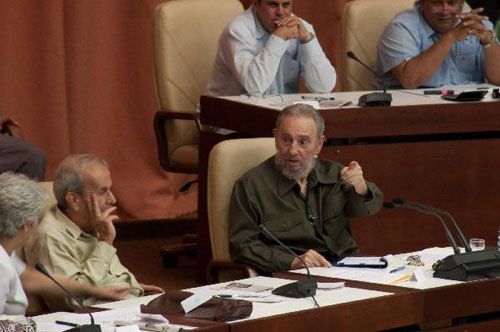 Fidel Castro appears in parliament, warns of nuclear war