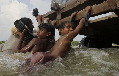 Pakistan floods shape an archipelago of misery