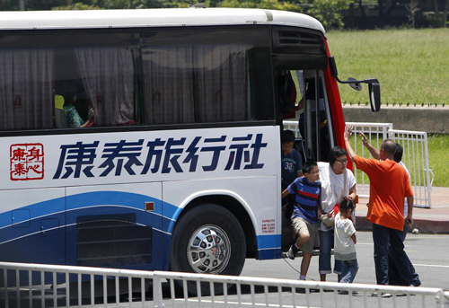 9 of 25 tourists released from hijacked bus