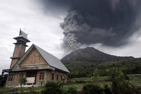 Indonesia's volcano re-erupts, threatens flight