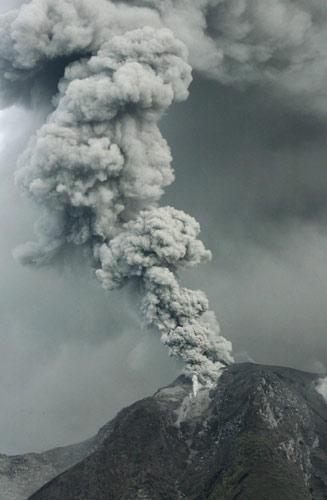 Indonesia's volcano re-erupts, threatens flight