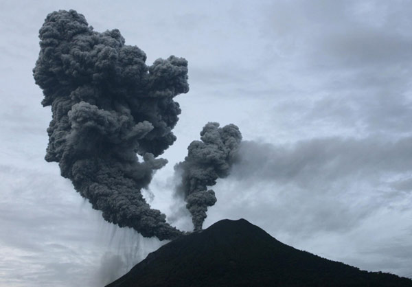 Indonesia's volcano re-erupts, threatens flight