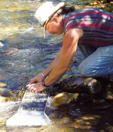 Gold fever hits mom and pop prospectors in US