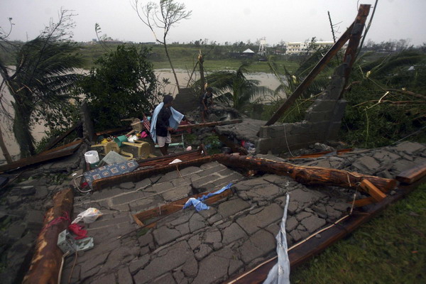 Death toll from typhoon in Philippines hits 7