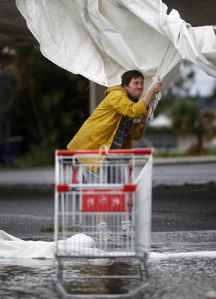 Cyclone damages hundreds of homes, boats in Queensland