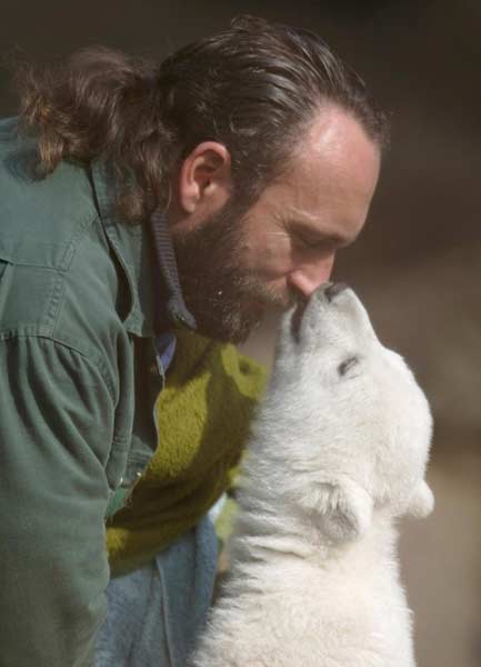 Berlin zoo: Beloved polar bear Knut has died