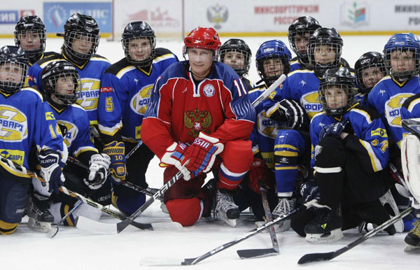 Putin dons hockey skates in fitness stunt