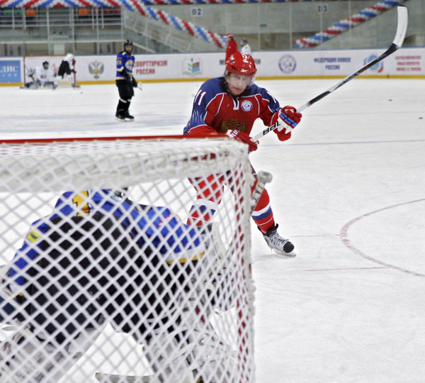 Putin dons hockey skates in fitness stunt