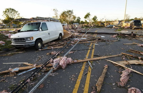 Tornadoes pummel southern US, 43 dead