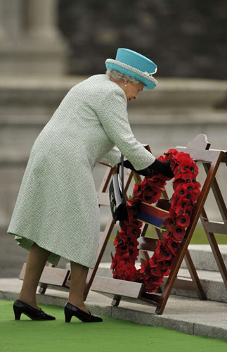 British Queen honors fallen Irish soldiers in WWI