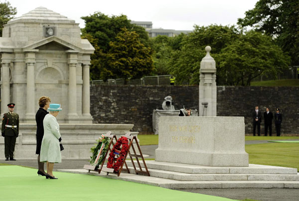 British Queen honors fallen Irish soldiers in WWI