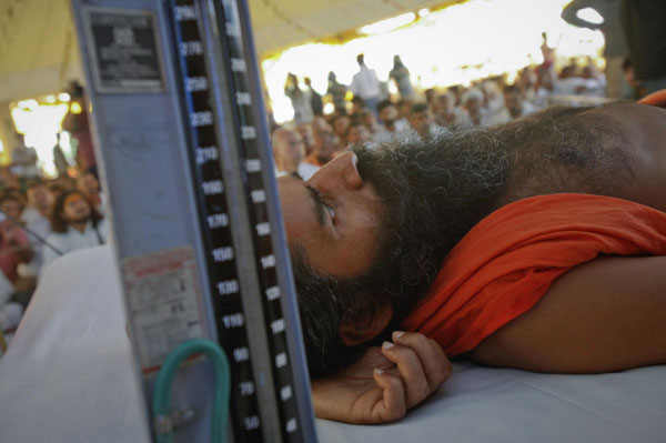 Fasting Indian yoga guru's condition deteriorates