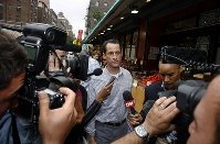 Weiner won't go; new photos surface on Internet