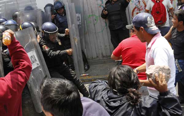 11 Mexico City police injured in mob attack