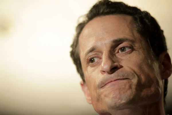 US Rep. Weiner resigns in lewd photo scandal