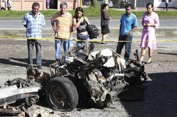 Car bomb wounds 17, 'calamity' averted