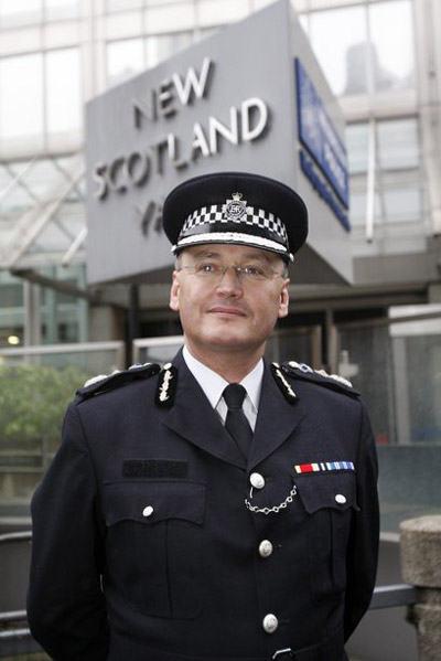 London police chief quits over hacking saga