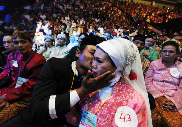 Indonesia breaks record on mass wedding