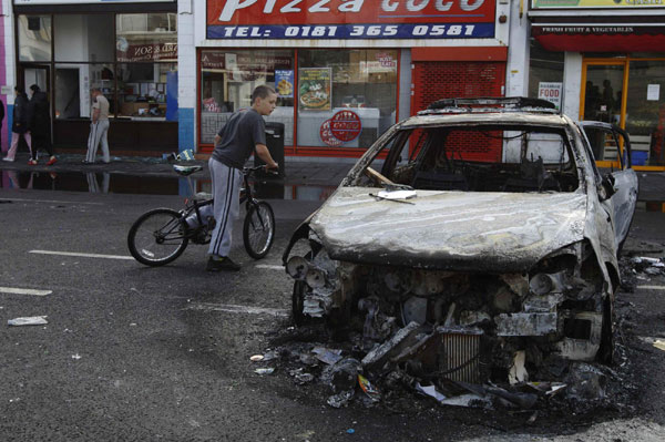 London rioters attack police