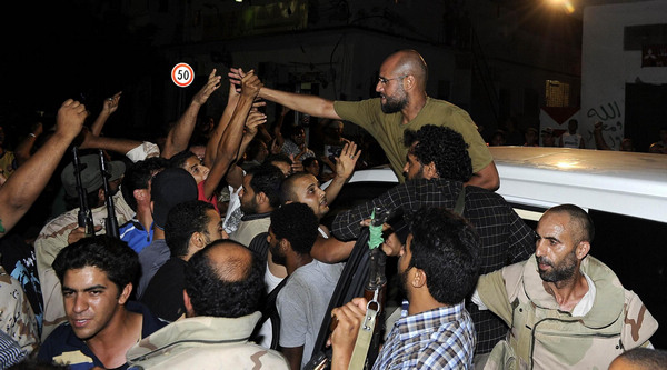 Son rallies loyalists for Gadhafi's Tripoli fightback