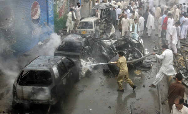 Suspected suicide bombing kills 10 in Pakistan
