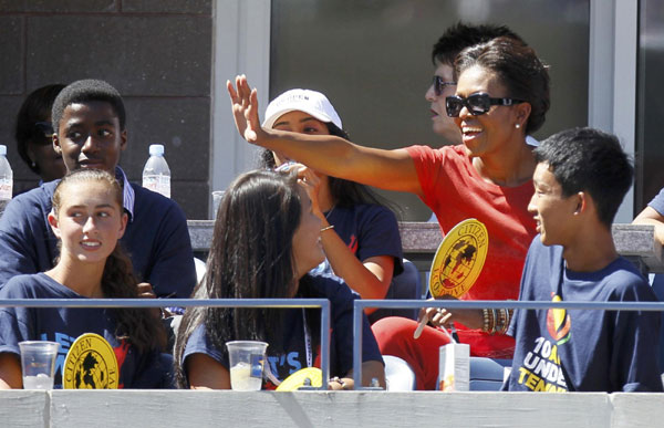 Michelle Obama flaunts tennis skills