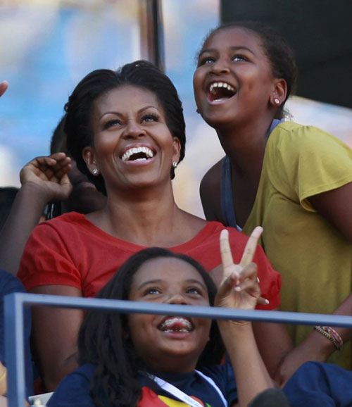 Michelle Obama flaunts tennis skills