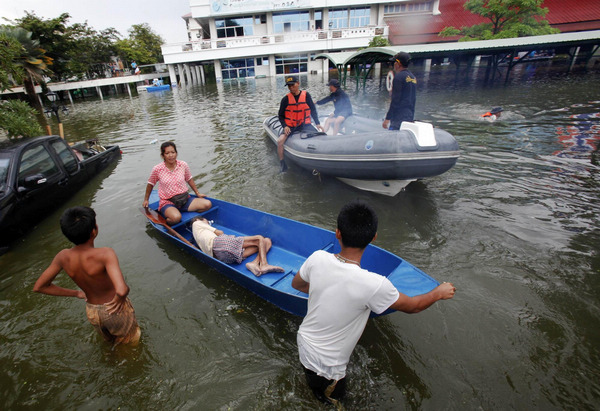 Deadly Thai floods close factories, threaten Bangkok