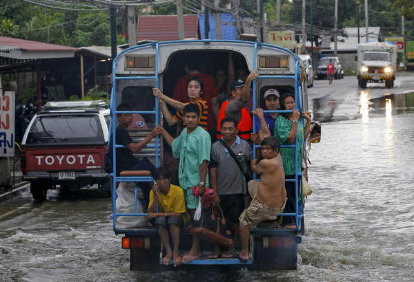 Deadly Thai floods close factories, threaten Bangkok