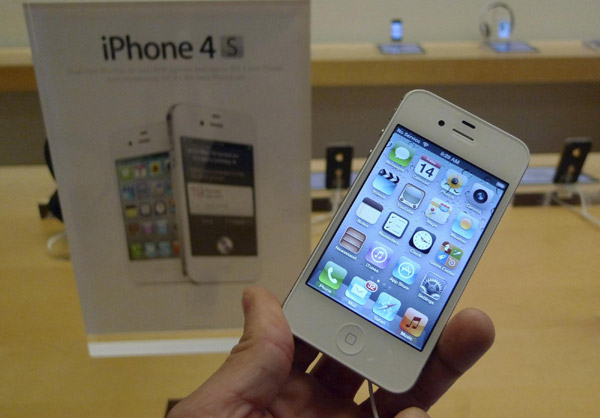 Apple says iPhone 4S sales top 4m in first weekend