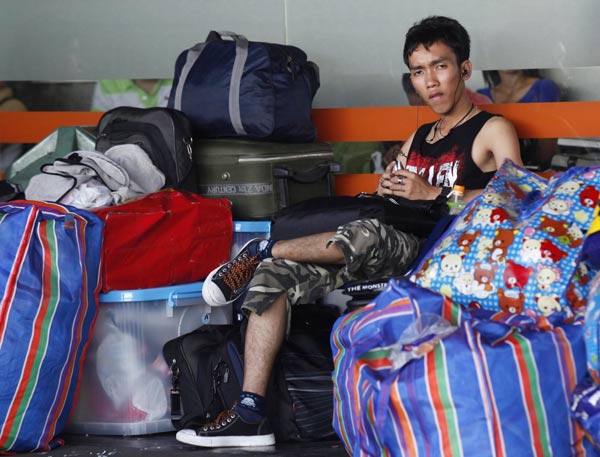 Thousands flee Bangkok floodwaters