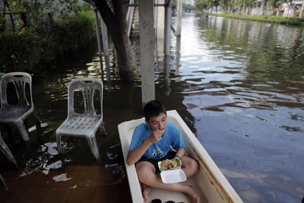 Thousands flee Bangkok floodwaters
