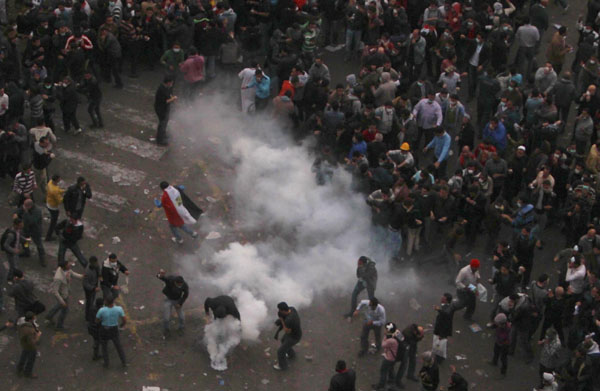 Egyptian police battle protesters, 33 dead