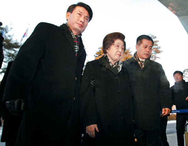 Former ROK first lady mourns Kim Jong-il