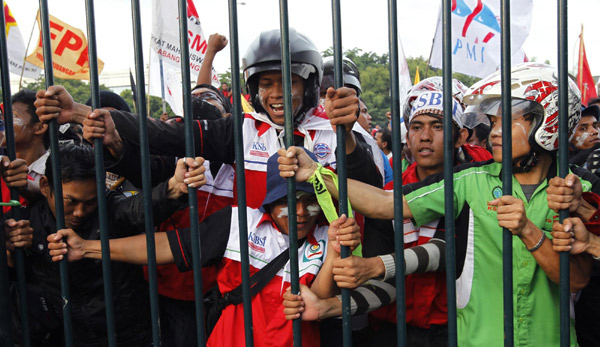 Protest against fuel prices oubeaks in Jakarta