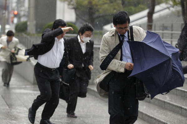 Strong winds disrupts traffic in Japan