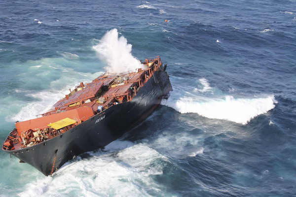 Aft section of grounded ship sinks off New Zealand