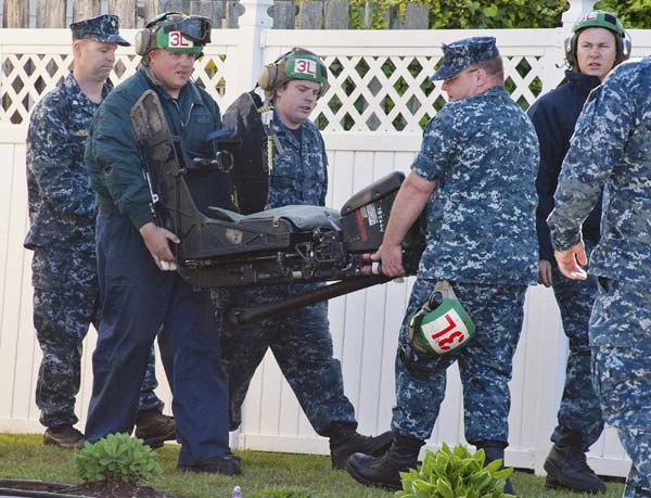 Navy jet crashes into Virginia apartments,9 hurt