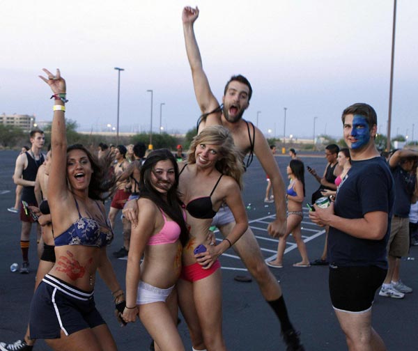 Arizona students get half-naked for charity