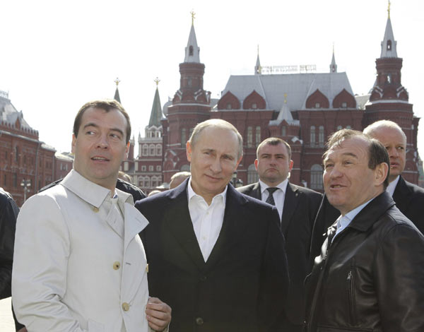 Medvedev, Putin join May Day march in Moscow