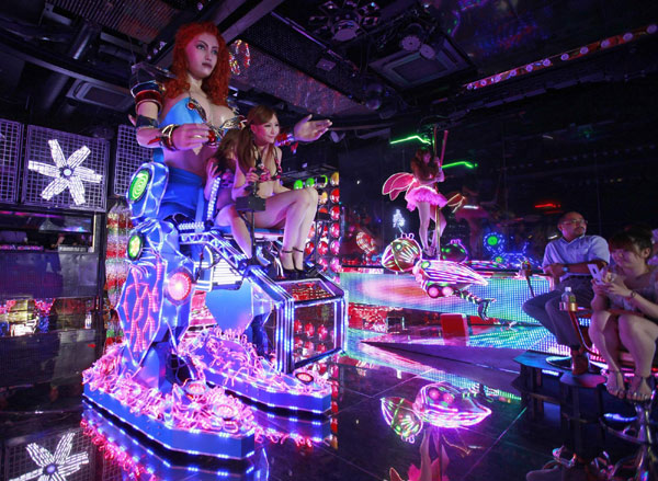 It's show time at the 'Robot Restaurant'