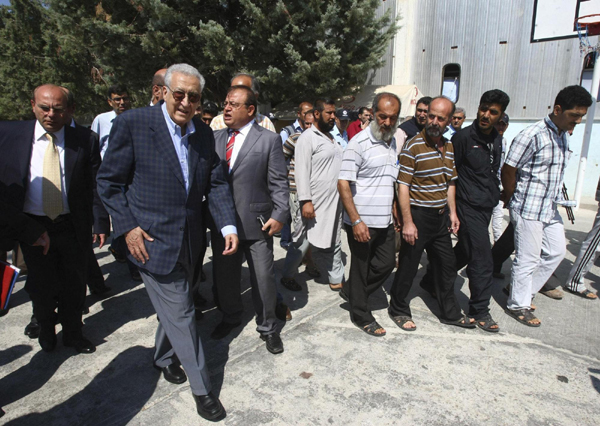 UN envoy visits refugee camps