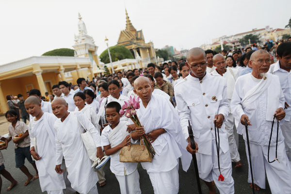 About 100,000 Cambodians to receive Sihanouk's body