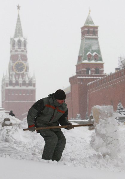 Heavy snow hits Moscow