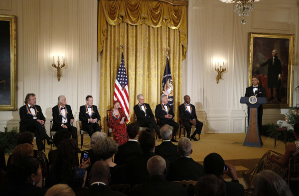 Obama salutes entertainers taking a Washington bow